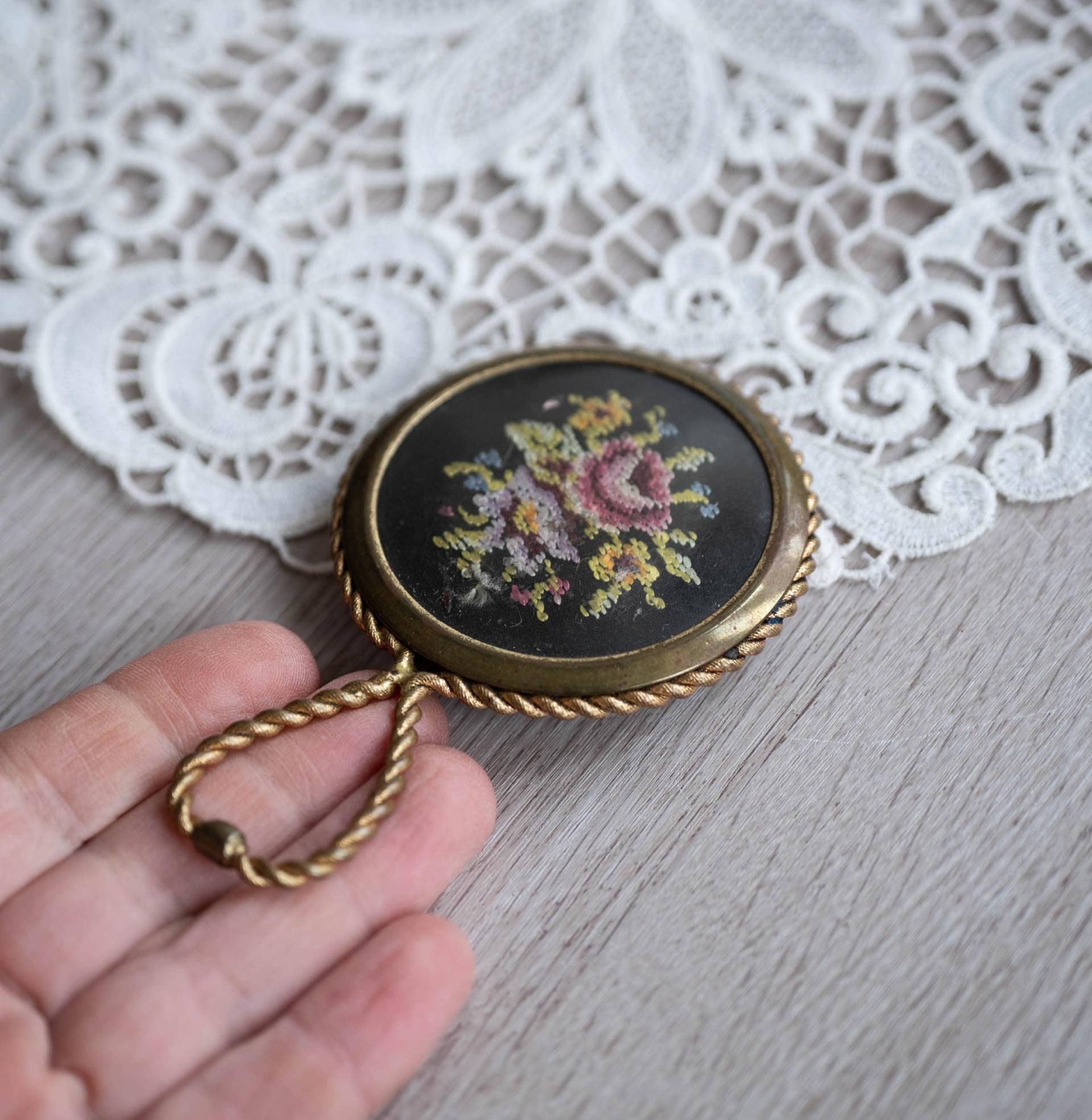 Kokette Raumdeko Petit Point Taschenspiegel Vintage Kleine Handspiegel Bestickt von OldtimerBeauties
