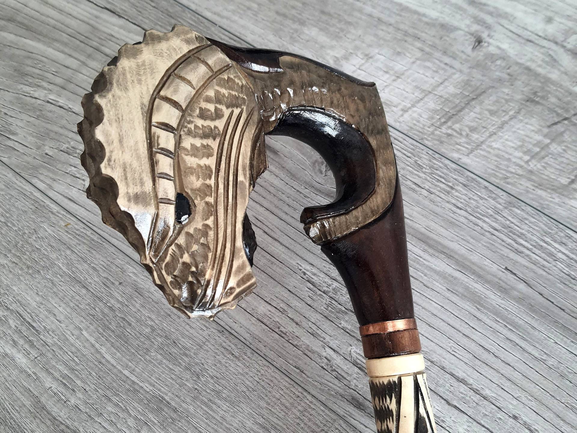 Wolf Drache Vor Kurzem Canes Walking Sticks Geschenk Holz Schilfrohr Handgeschnitzt Schnitzerei Handgemachte Stock Accessoires Wolf Drache Vor Kurzem Canes Walking Sticks Geschenk Holz Schilfrohr Handgeschnitzt Schnitzerei Handgemachte Stock Accessoires von OleksandrVictory