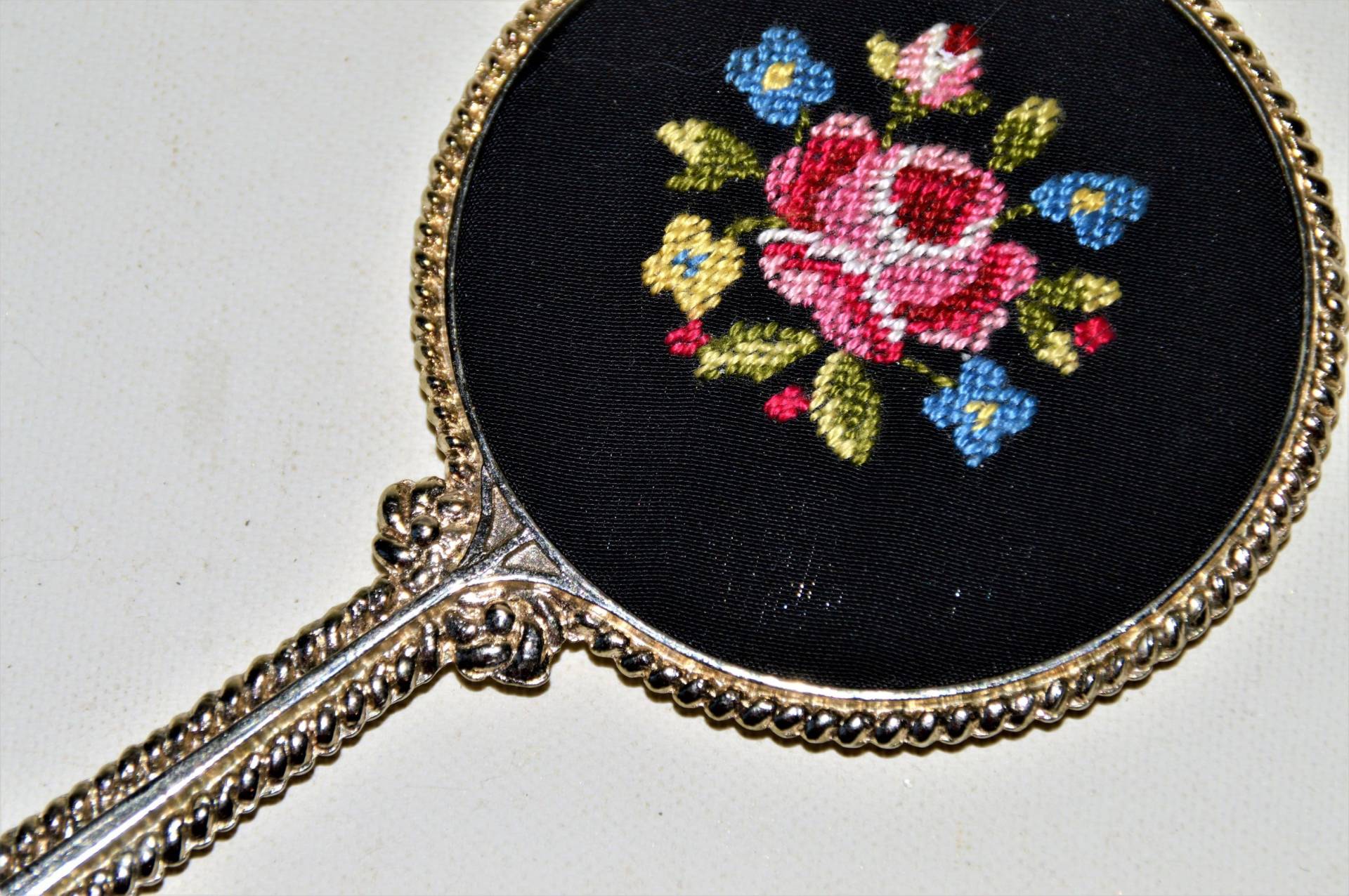 Vintage Taschenspiegel Mit Gestickten Blumenmotive Vintage Taschenspiegel Mit Gestickten Blumenmotive von OmasVintageDE