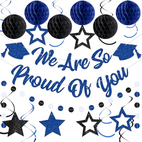 Oudain Abschlussdekorationen Klasse 2025 We Are So Proud Of You Banner mit Wabenbällen, Glitzersternen, Hängende Wirbel, Kreis-Girlande für High School College Grade Party Supplies (Schwarz Blau) von Oudain
