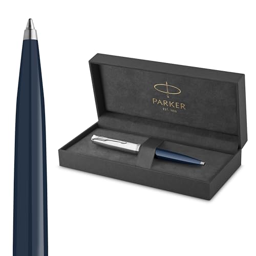 Parker 51 Kugelschreiber | Nachtblauer Schaft mit Chromfarbenen Zierteilen | Mittlere Schreibspitze mit Schwarzer Nachfüllmine | Geschenkbox Parker 51 Kugelschreiber | Nachtblauer Schaft mit Chromfarbenen Zierteilen | Mittlere Schreibspitze mit Schwarzer Nachfüllmine | Geschenkbox von PARKER