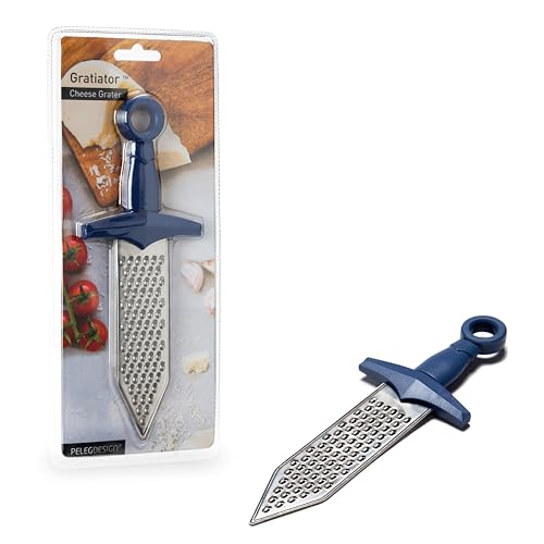 Peleg Design Gratiator – Kleine Käsereibe im Schwertdesign – Edelstahl Reibe für Parmesan, Muskatnuss, Ingwer und Gemüse – Zitronenreibe mit Zestenreißer und robustem Kunststoffgriff Peleg Design Gratiator – Kleine Käsereibe im Schwertdesign – Edelstahl Reibe für Parmesan, Muskatnuss, Ingwer und Gemüse – Zitronenreibe mit Zestenreißer und robustem Kunststoffgriff von PELEG DESIGN