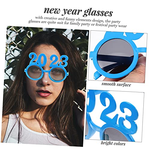 PENIKOKO Partybrille aus Blau Lackiertem PC Material Leichte Einfache Auffällige Neujahrs Partybrille Bequemes Accessoire für Festliche Anlässe und Fotoshootings PENIKOKO Partybrille aus Blau Lackiertem PC Material Leichte Einfache Auffällige Neujahrs Partybrille Bequemes Accessoire für Festliche Anlässe und Fotoshootings von PENIKOKO