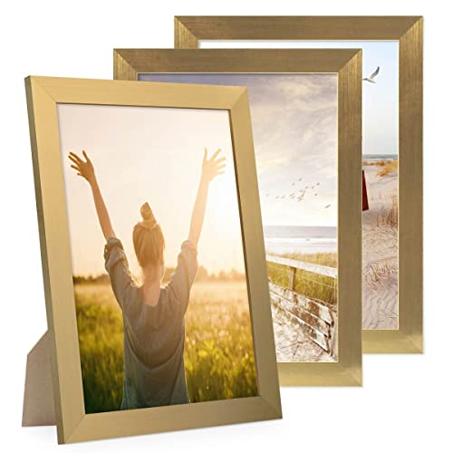 PHOTOLINI Bilderrahmen A4 Holz MDF Gold, breiter DIN A4 Bilderrahmen 3er Set 21x30, bruchsicheres Acrylglas, picture frame zum Aufhängen & Aufstellen, Bilder Rahmen 30x21 mit Zubehör PHOTOLINI Bilderrahmen A4 Holz MDF Gold, breiter DIN A4 Bilderrahmen 3er Set 21x30, bruchsicheres Acrylglas, picture frame zum Aufhängen & Aufstellen, Bilder Rahmen 30x21 mit Zubehör von PHOTOLINI