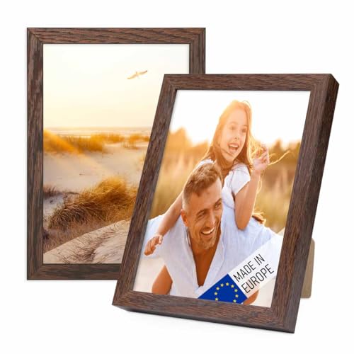 PHOTOLINI Bilderrahmen Holz 10x15 Eiche Dunkel, Holzbilderrahmen Made in EU, 2er Set, bruchsicheres Acrylglas, zum Aufhängen & Aufstellen, extra Zubehör - für Ihre liebsten Fotos & Bilder PHOTOLINI Bilderrahmen Holz 10x15 Eiche Dunkel, Holzbilderrahmen Made in EU, 2er Set, bruchsicheres Acrylglas, zum Aufhängen & Aufstellen, extra Zubehör - für Ihre liebsten Fotos & Bilder von PHOTOLINI