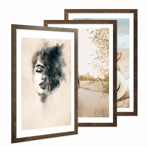 PHOTOLINI Bilderrahmen 40x60 3er Set Eiche Dunkel Holz MDF, breiter Rahmen 40 x 60, bruchsicheres Acrylglas, Bilderrahmen 60x40 zum Aufhängen, extra Zubehör - für Ihre stilvolle Wanddekoration PHOTOLINI Bilderrahmen 40x60 3er Set Eiche Dunkel Holz MDF, breiter Rahmen 40 x 60, bruchsicheres Acrylglas, Bilderrahmen 60x40 zum Aufhängen, extra Zubehör - für Ihre stilvolle Wanddekoration von PHOTOLINI