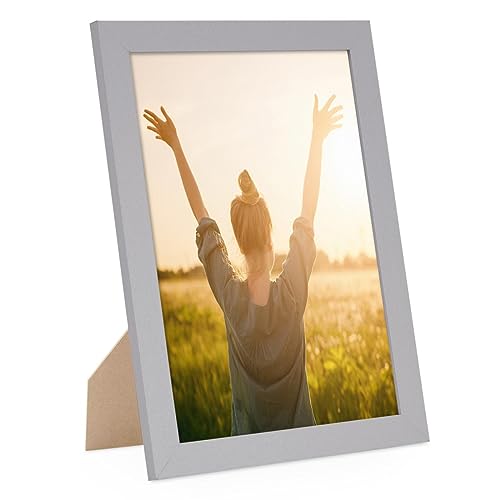 PHOTOLINI Bilderrahmen A4 Holz MDF Silber, moderner breiter DIN A4 Bilderrahmen 21x30, bruchsicheres Acrylglas, picture frame zum Aufhängen & Aufstellen, Bilder Rahmen 30x21 mit Zubehör PHOTOLINI Bilderrahmen A4 Holz MDF Silber, moderner breiter DIN A4 Bilderrahmen 21x30, bruchsicheres Acrylglas, picture frame zum Aufhängen & Aufstellen, Bilder Rahmen 30x21 mit Zubehör von PHOTOLINI