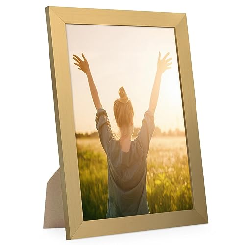 PHOTOLINI Bilderrahmen A4 Holz MDF Gold, moderner breiter DIN A4 Bilderrahmen 21x30 Gold, bruchsicheres Acrylglas, picture frame zum Aufhängen & Aufstellen, Bilder Rahmen 30x21 mit Zubehör PHOTOLINI Bilderrahmen A4 Holz MDF Gold, moderner breiter DIN A4 Bilderrahmen 21x30 Gold, bruchsicheres Acrylglas, picture frame zum Aufhängen & Aufstellen, Bilder Rahmen 30x21 mit Zubehör von PHOTOLINI