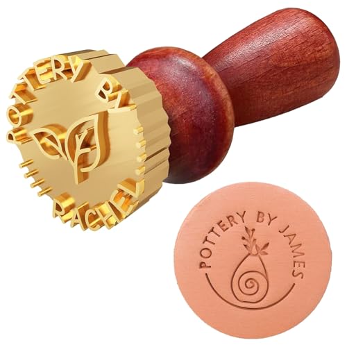 PINGSHI Boutique UK Benutzerdefinierter Tonstempel mit Logo. Personalisieren und erstellen Sie einzigartige Abdrücke mit Ihrem Logo. Handgefertigtes Geschenk für Töpferliebhaber aus Ton PINGSHI Boutique UK Benutzerdefinierter Tonstempel mit Logo. Personalisieren und erstellen Sie einzigartige Abdrücke mit Ihrem Logo. Handgefertigtes Geschenk für Töpferliebhaber aus Ton von PINGSHI Boutique UK