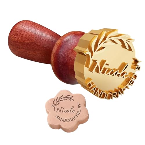 PINGSHI Boutique UK Personalisierter Keramik-Signaturstempel, handgefertigtes Geschenk für Töpferliebhaber, Tonkeramik mit Ihrem Logo für Kekse und Seife PINGSHI Boutique UK Personalisierter Keramik-Signaturstempel, handgefertigtes Geschenk für Töpferliebhaber, Tonkeramik mit Ihrem Logo für Kekse und Seife von PINGSHI Boutique UK