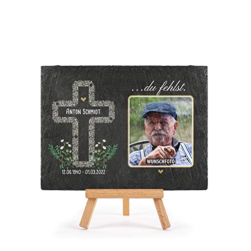 PR Print Royal Schieferplatte selbst gestalten - Gedenktafel mit Foto, Name & Datum bedrucken - Kreuz mit Blumen - du fehlst - Grabtafel, Grabschmuck | Schiefertafel mit Staffelei, 15x20 cm PR Print Royal Schieferplatte selbst gestalten - Gedenktafel mit Foto, Name & Datum bedrucken - Kreuz mit Blumen - du fehlst - Grabtafel, Grabschmuck | Schiefertafel mit Staffelei, 15x20 cm von PR Print Royal