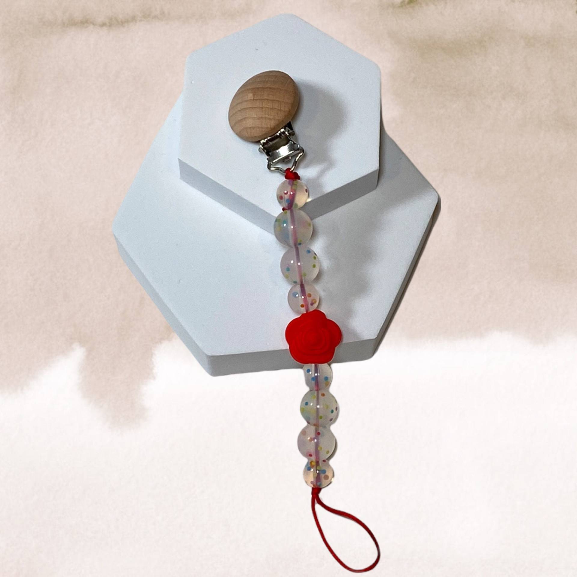 Konfetti Silikon Schnullerclip Mit Roter Blume | Schnullerhalter Konfetti Silikon Schnullerclip Mit Roter Blume | Schnullerhalter von PacificPacifiers