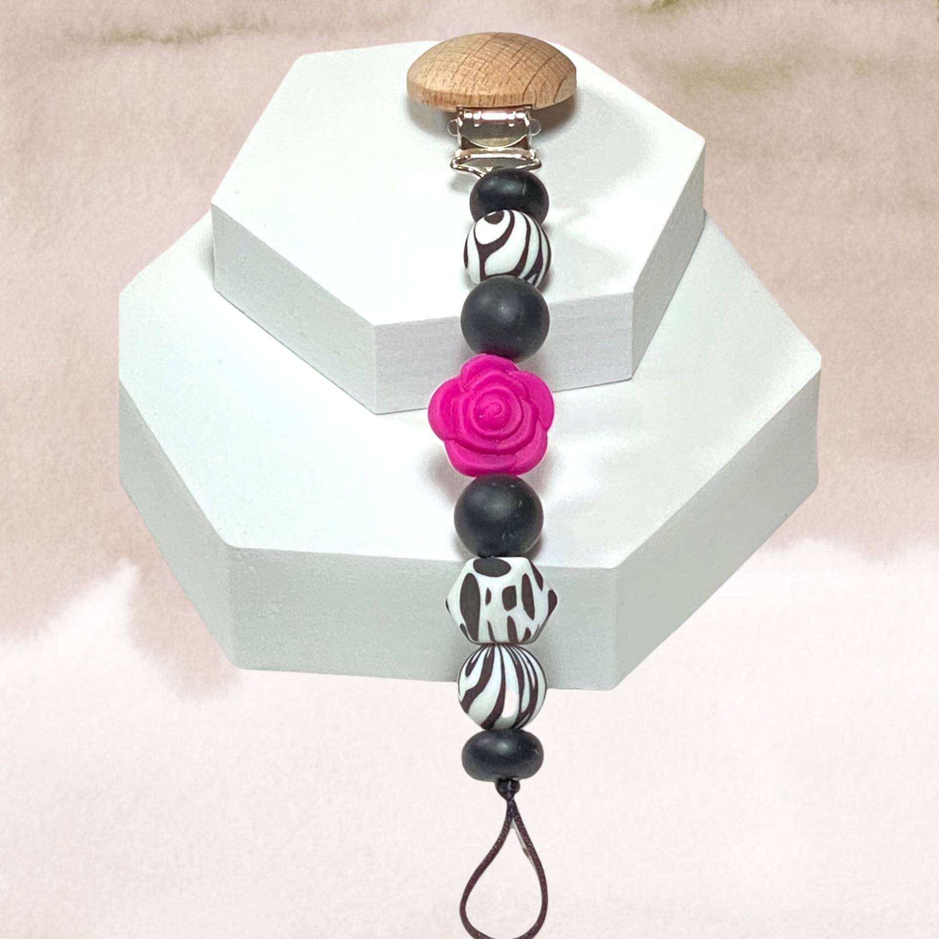 Rosa Blume Mit Schwarz-Weiß Dalmatiner Silikon Schnullerclip | Blümchen Rosa Blume Mit Schwarz-Weiß Dalmatiner Silikon Schnullerclip | Blümchen von PacificPacifiers