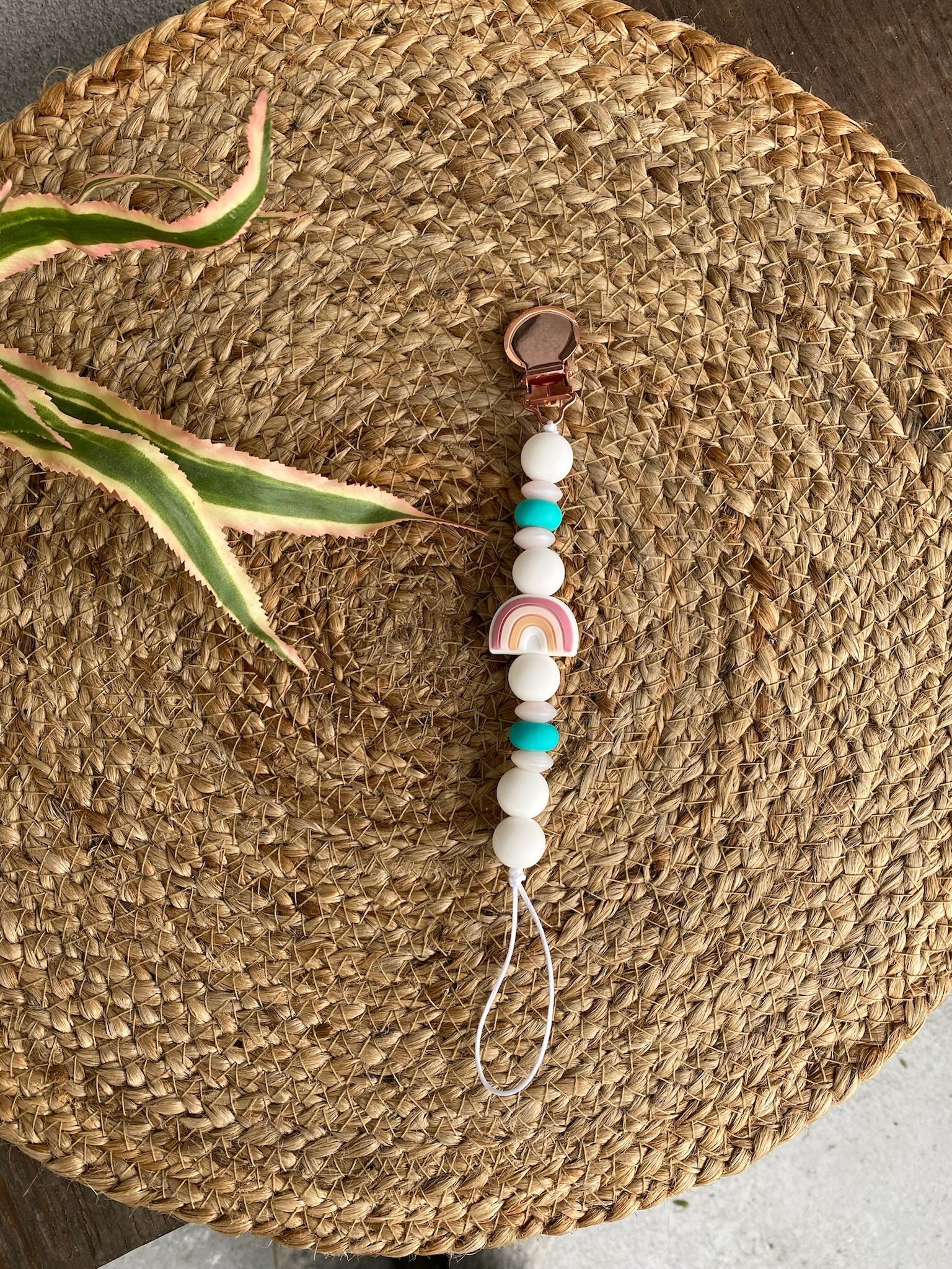Unikat Rosegold Und Rosa Silikon Regenbogen Schnullerclip | Pink Kauen Unikat Rosegold Und Rosa Silikon Regenbogen Schnullerclip | Pink Kauen von PacificPacifiers