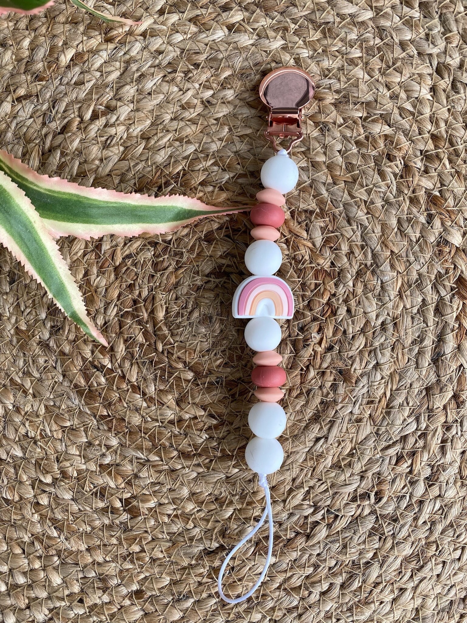 Unikat Rosegold Und Rosa Weiß Silikon Regenbogen Schnullerclip | Pink Kauen Unikat Rosegold Und Rosa Weiß Silikon Regenbogen Schnullerclip | Pink Kauen von PacificPacifiers