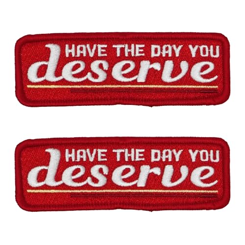 2 x Aufnäher zum Aufbügeln mit Aufschrift "Have The Day You Deserve", sarkastisch bestickt, rot und weiß, 10 x 3,5 cm, lustiger Aufnäher für Jacken, Taschen, Westen, Geschenke und DIY-Mode 2 x Aufnäher zum Aufbügeln mit Aufschrift "Have The Day You Deserve", sarkastisch bestickt, rot und weiß, 10 x 3,5 cm, lustiger Aufnäher für Jacken, Taschen, Westen, Geschenke und DIY-Mode von Panda Loco