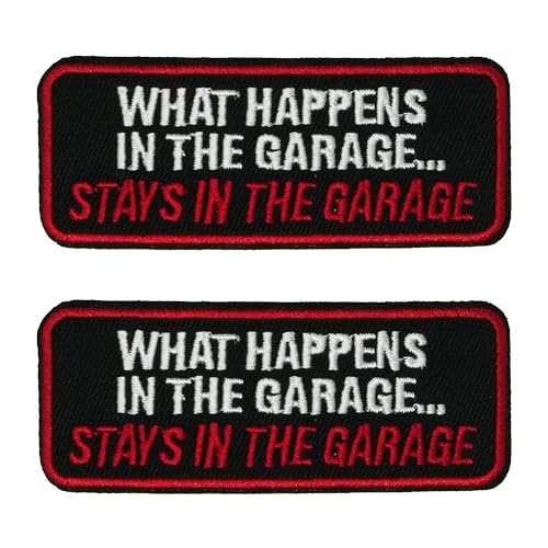 2 x What Happens in The Garage... Stays in the Garage - Lustiger Aufnäher zum Aufbügeln (9 x 3,5 cm) | Biker Mechaniker Garage Werkstatt Humor Patch von Panda Loco
