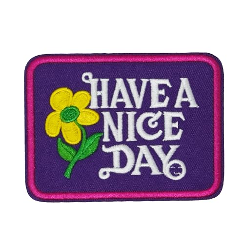 Retro "Have A Nice Day" Aufnäher zum Aufbügeln – Lila Hintergrund mit rosa Rand & roter Blume – 1970er Jahre Stil bestickte Applikation für Jacken, Taschen, Denim & DIY Handwerk (9 x 7 cm) von Panda Loco