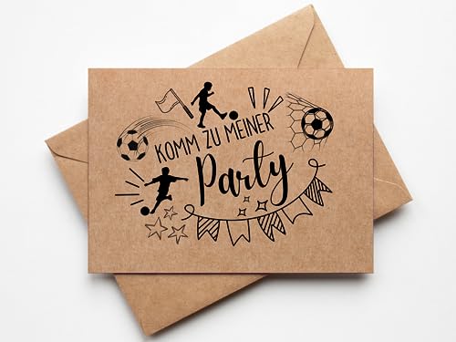 Paperlane by Essi 10 Fußball Einladungskarten - Kraftpapier Kicker Einladung für Fußball Kindergeburtstag - inkl. Umschläge von Paperlane by Essi