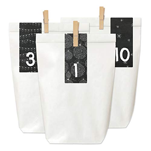 Papierdrachen Adventskalender zum Befüllen und Basteln - 24 weiße Papiertüten, 24 Zahlenaufkleber und 24 Holzklammern - Motiv schwarz-weiß für Kinder und Erwachsene - Set Nummer 33 von Papierdrachen