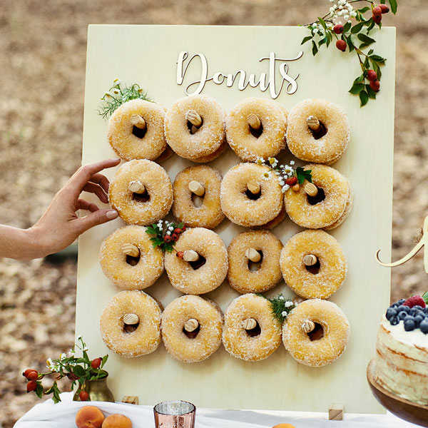Donut Ständer - Donut Wand zum hängen von 16 Donuts aus Naturholz von Partydeco