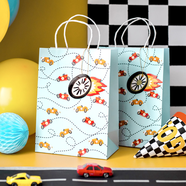 Geschenktüte mit Rennwagen-Motiv und Blockboden, 1 Stück, 25cm x 18cm x 10cm Geschenktüte mit Rennwagen-Motiv und Blockboden, 1 Stück, 25cm x 18cm x 10cm von Partydeco