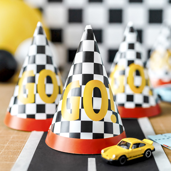 Partyhüte mit Zielflaggen-Motiv, 6 Stück, 13cm Partyhüte mit Zielflaggen-Motiv, 6 Stück, 13cm von Partydeco