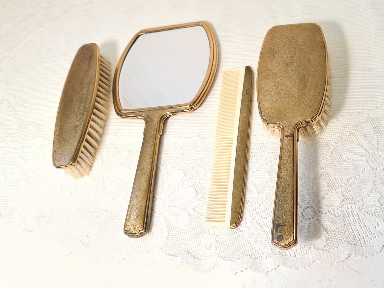 Vintage Frisierset 4Teilig Messing Handspiegel Haarbürste Kamm Kleiderbürste Schminktisch Set Vintage Frisierset 4Teilig Messing Handspiegel Haarbürste Kamm Kleiderbürste Schminktisch Set von PassionaShop