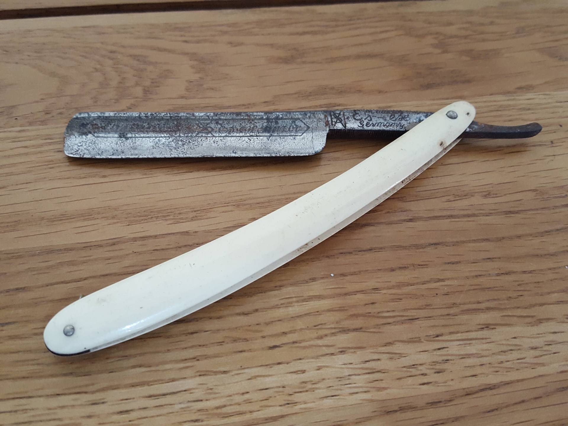Antik Rasiermesser, Es-Ese, The Famous Es-Ese #3118 Vintage Halsausschnitt, Nassrasur, Barbershop, Herren Bräutigam Antik Rasiermesser, Es-Ese, The Famous Es-Ese #3118 Vintage Halsausschnitt, Nassrasur, Barbershop, Herren Bräutigam von PastNFutureUK