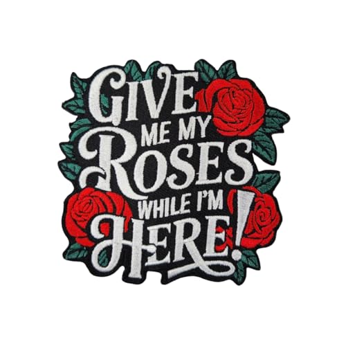 Patch Party Club (1 Stück) "Give Me My Roses While I'm Here" 8,9 cm bestickter Aufnäher zum Aufbügeln – Legacy-Zitat für Jacken, Hüte, Taschen, DIY Handwerk, Tribute & Memorial Patch von Patch Party Club