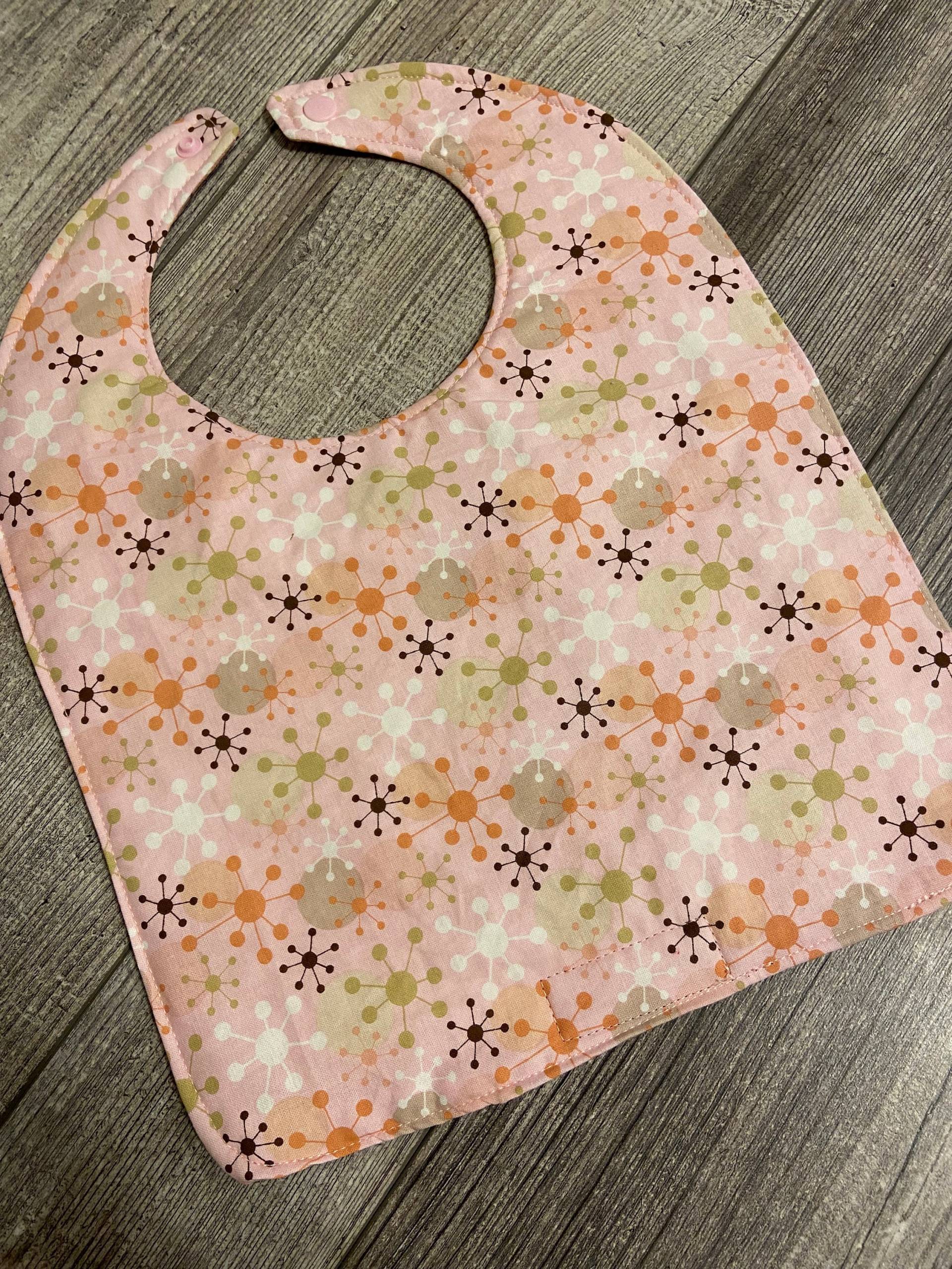 Toddler Lätzchen Abstrakte Schneeflocken Auf Rosa, Personalisierung Verfügbar Toddler Lätzchen Abstrakte Schneeflocken Auf Rosa, Personalisierung Verfügbar von PathfinderGifts