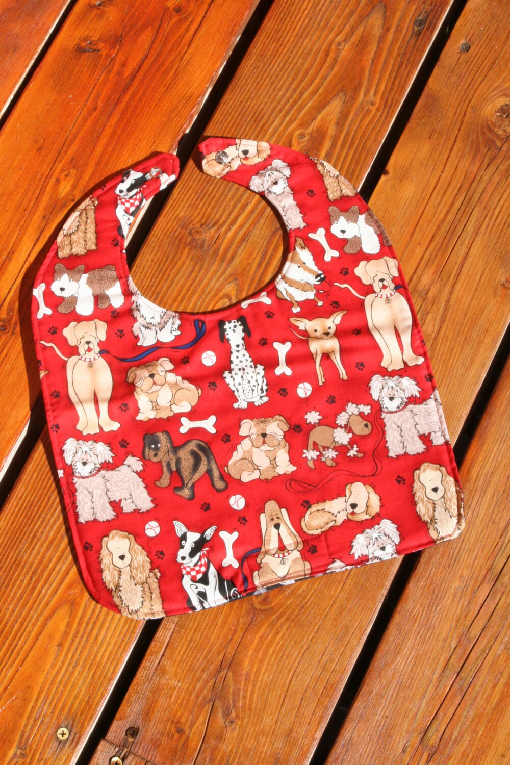 Kleinkind Oder Neugeborenes Lätzchen Hunde Auf Rot, Personalisierung Verfügbar Kleinkind Oder Neugeborenes Lätzchen Hunde Auf Rot, Personalisierung Verfügbar von PathfinderGifts