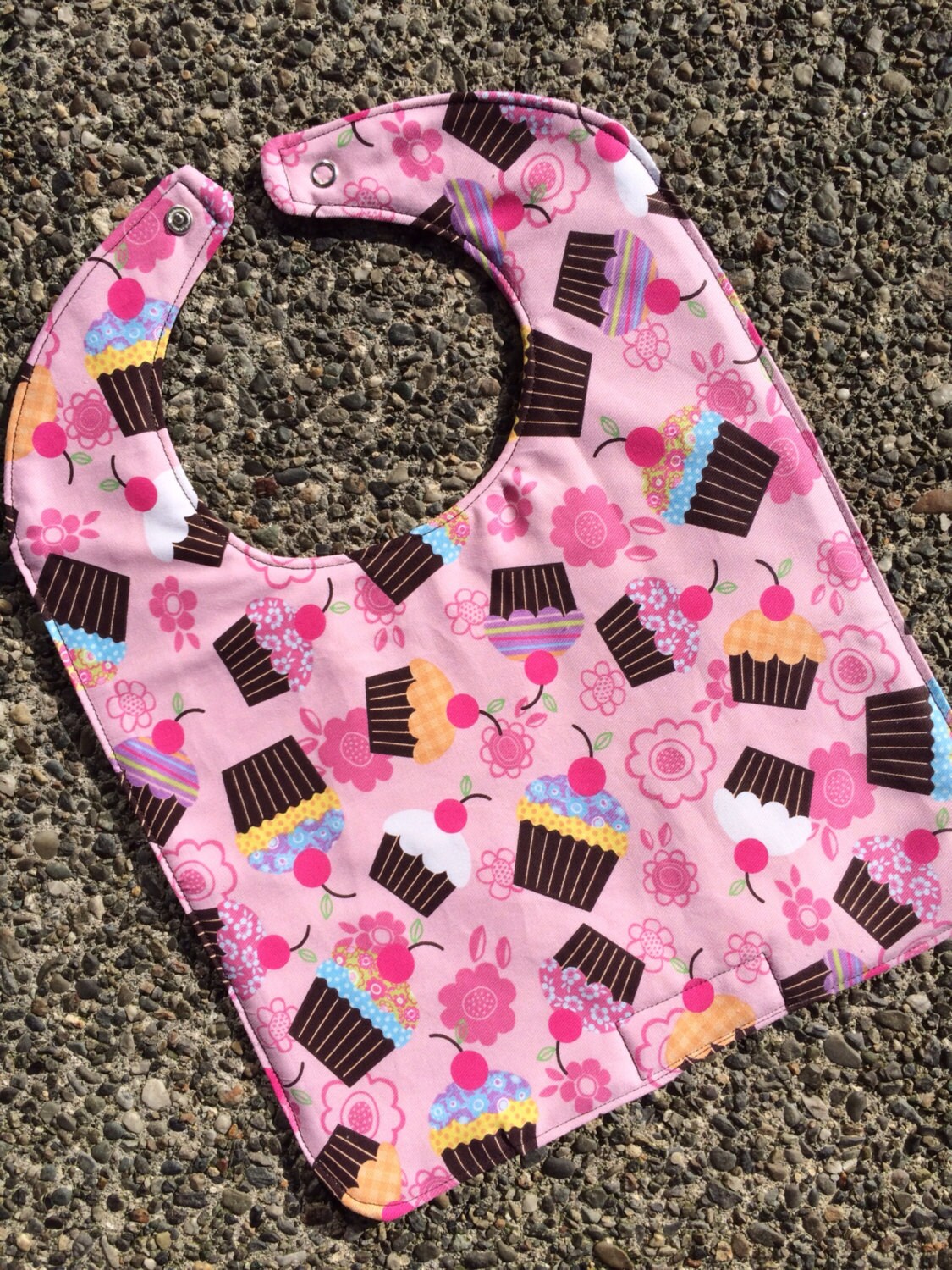 Newborn Bib Cupcakes Und Blumen, Personalisierung Verfügbar Newborn Bib Cupcakes Und Blumen, Personalisierung Verfügbar von PathfinderGifts