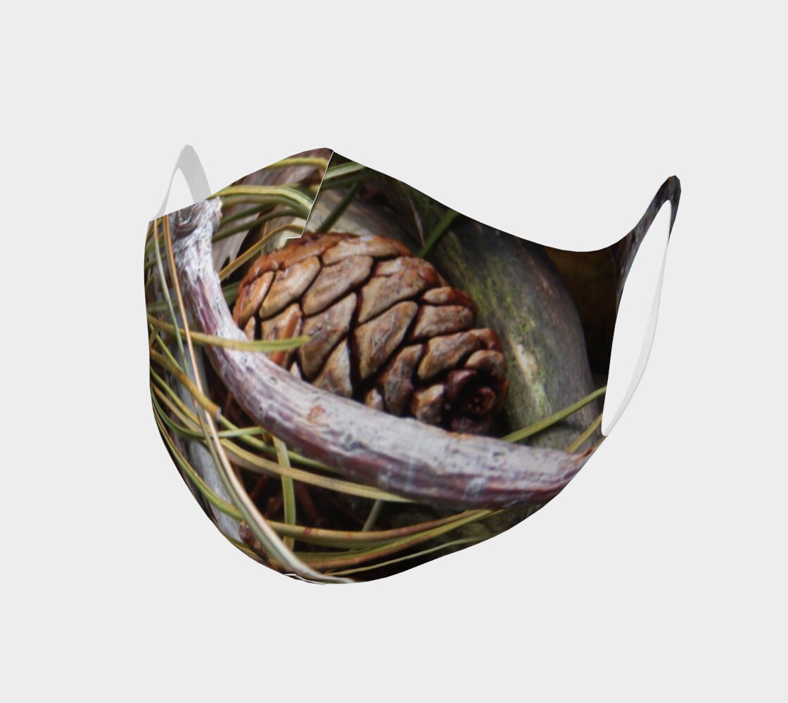 Kiefernzapfen Maske Kiefernzapfen Maske von PeaceofWild