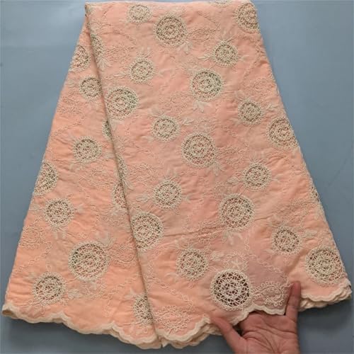 Schweizer Voile-Spitzenstoff, zarte, weiße Rosettensträuße und filigrane Ranken, luxuriöse Couture von Pegsmio