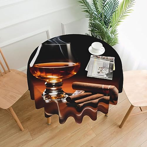 Zigarre und Whisky Die runde Tischdecke ist wasserdicht, wiederverwendbar und waschbar. Sie Wird in Restaurants, Picknicks, Küchen und Partys verwendet. 60 Zoll. von Peiyeety