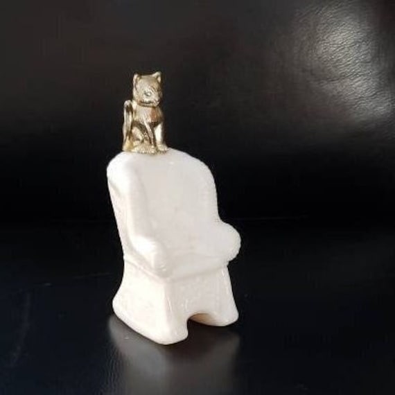 Avon Hübsche Gold Katze Auf Weißem Glasstuhl .kostenloser Versand von PelicanFindsYXE