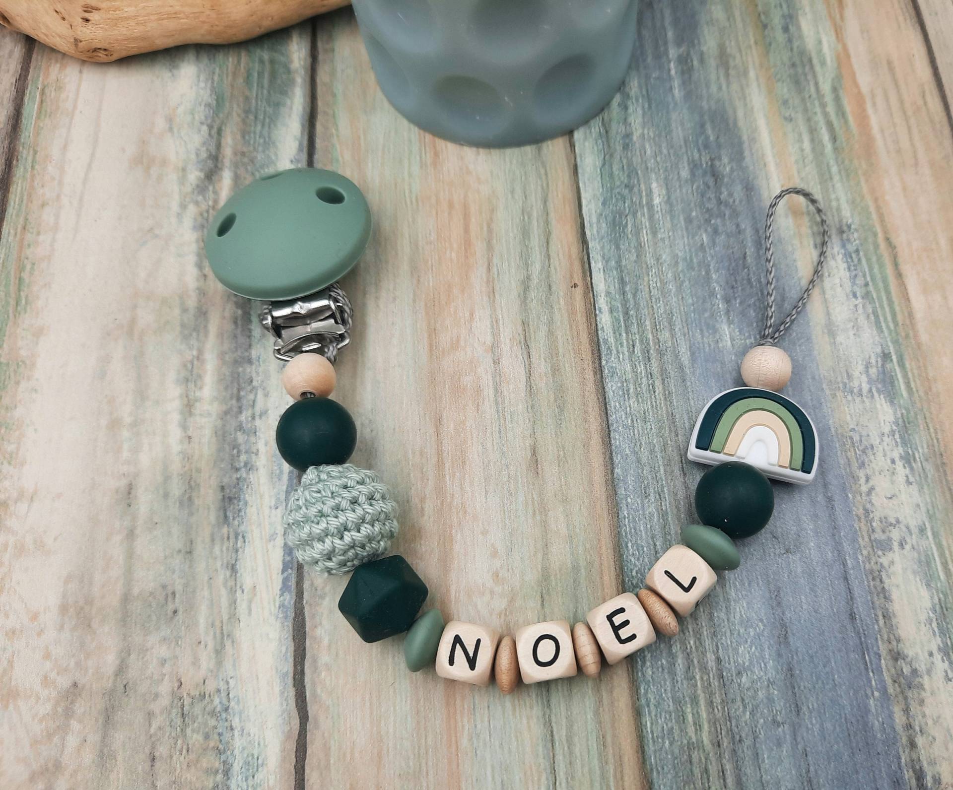 Schnullerkette Mit Namen Regenbogen Holzclip Für Mädchen Jungen Salbei/Tiefgrün Schnullerkette Mit Namen Regenbogen Holzclip Für Mädchen Jungen Salbei/Tiefgrün von PerlenprinzessinHB