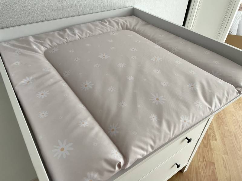 Beige Wasserabweisende Wickelauflage Daisy, Baby-Wickelauflage Mit Blumen von PetitBabu