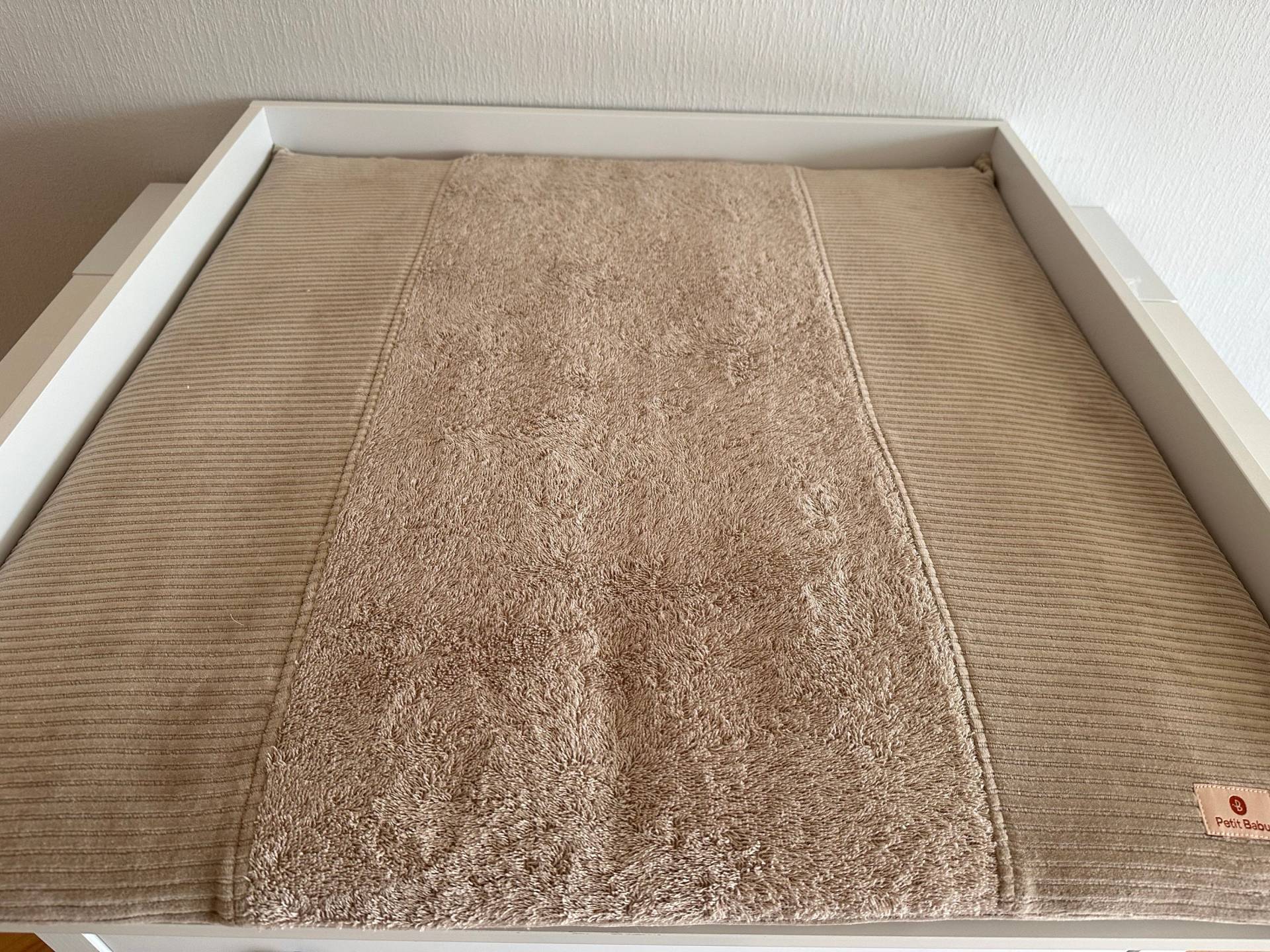 Beige Wickelunterlage Mit Abnehmbarem Bezug, Neutrale Bezug Beige Wickelunterlage Mit Abnehmbarem Bezug, Neutrale Bezug von PetitBabu