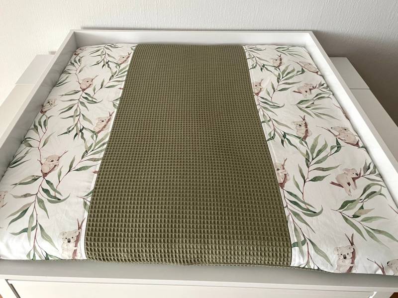 Grüne Wickelunterlage Mit Koala, Wickelauflage, Waffelpique 75 X cm, Für Jungen von PetitBabu