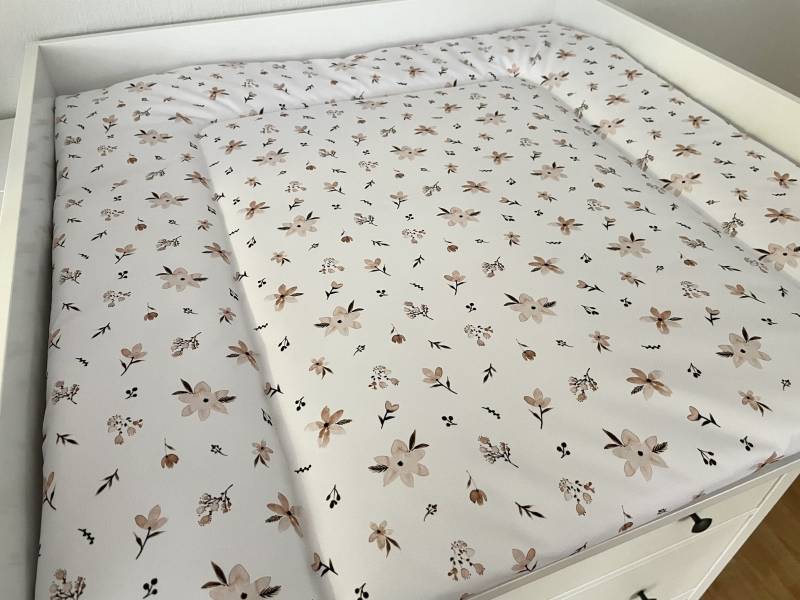 Wasserabweisende Wickelauflage Mit Blumenmuster von PetitBabu