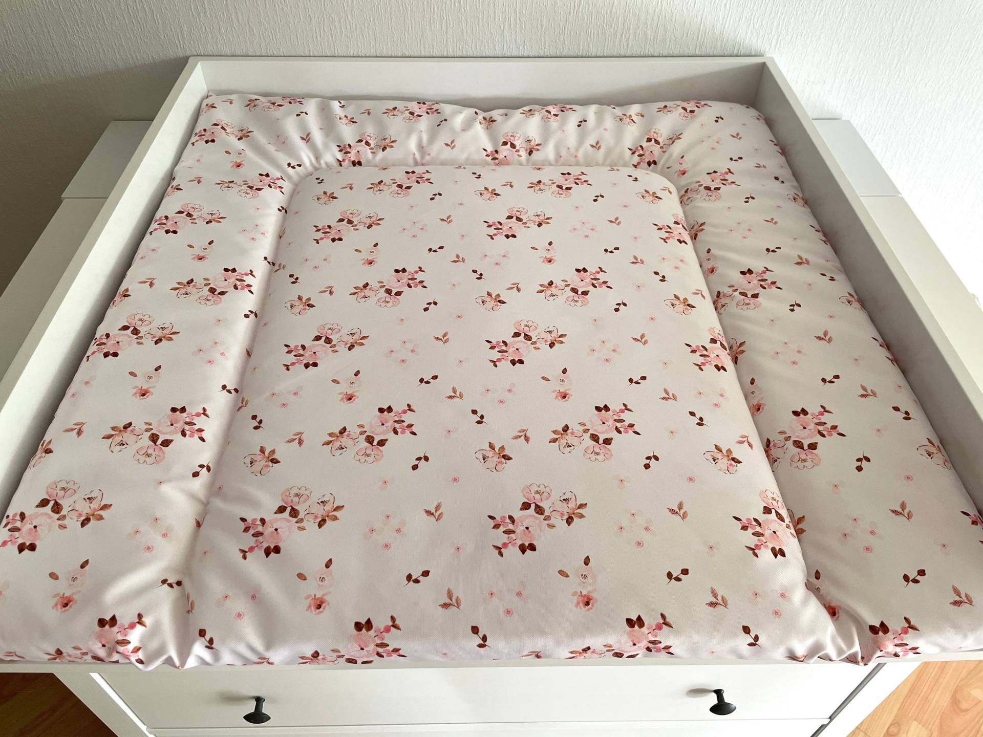 Wasserabweisende Wickelauflage Mit Rosa Blumenmuster, Blümchen von PetitBabu