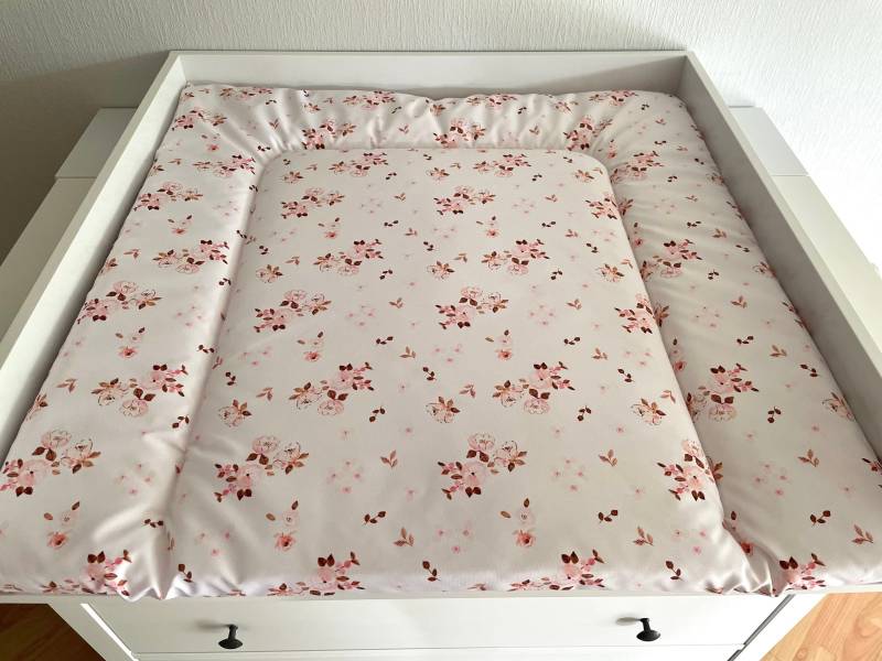Wasserabweisende Wickelauflage Mit Rosa Blumenmuster, Blümchen von PetitBabu