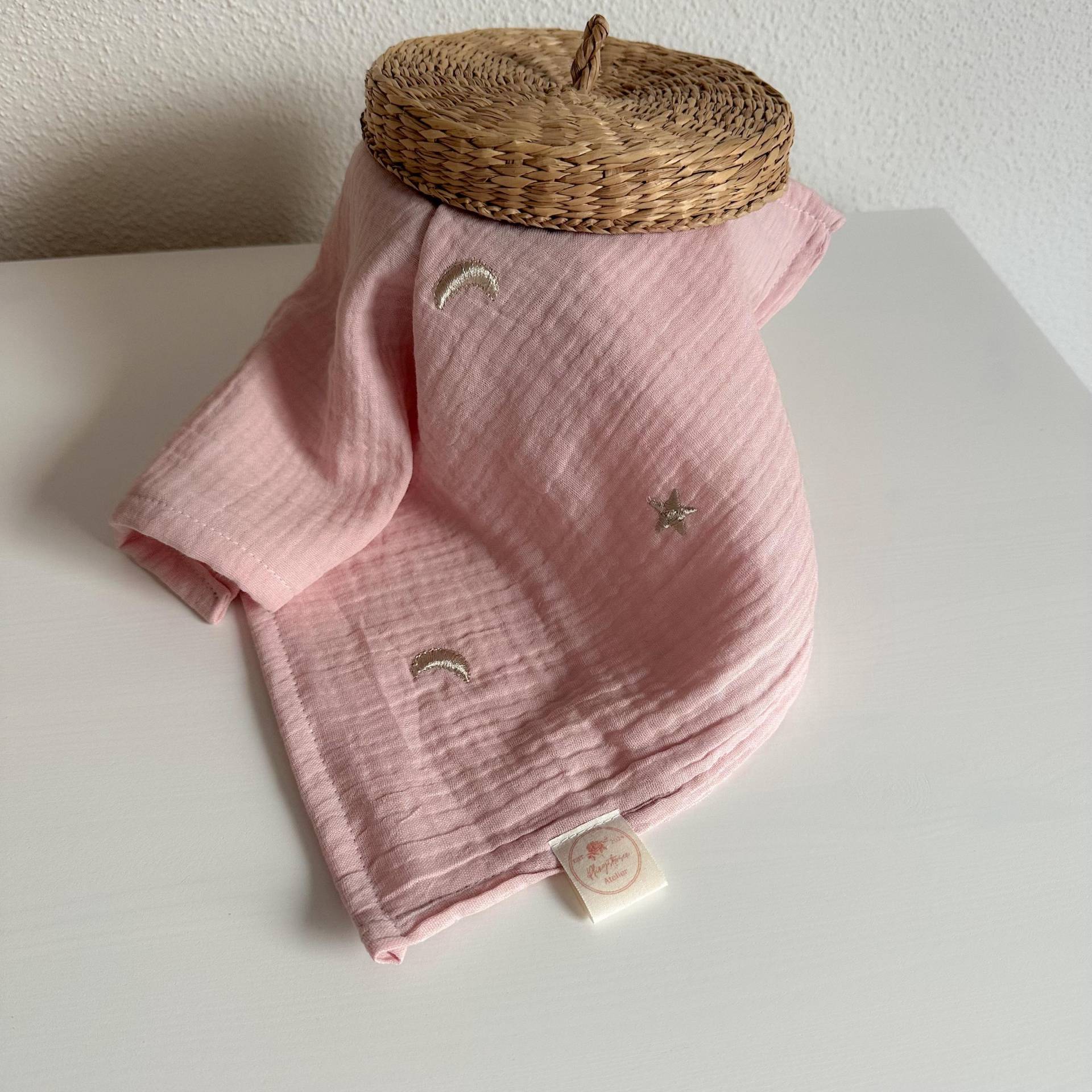 Spucktuch Aus Musselin Mit Stickerei | Mulltuch Einlagig Handmade Babygeschenk Rosa Mond Sterne Geschenk Zur Geburt Spucktuch Aus Musselin Mit Stickerei | Mulltuch Einlagig Handmade Babygeschenk Rosa Mond Sterne Geschenk Zur Geburt von Pfingstrosenatelier