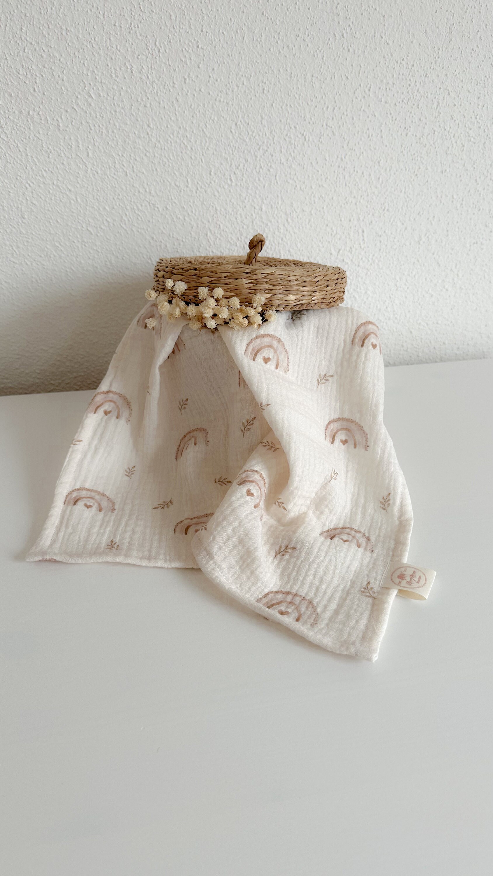 Spucktuch Aus Musselin | Mulltuch Boho Regenbogen Handmade Babygeschenk Einlagig Blätter Mädchen Geschenk Zur Geburt Spucktuch Aus Musselin | Mulltuch Boho Regenbogen Handmade Babygeschenk Einlagig Blätter Mädchen Geschenk Zur Geburt von Pfingstrosenatelier