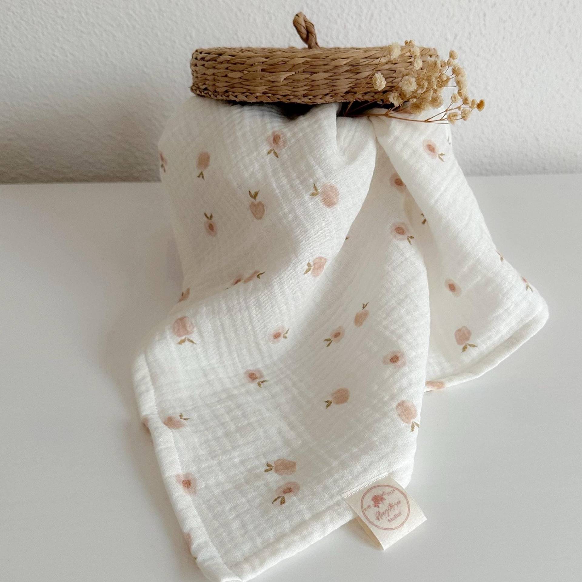 Spucktuch Aus Musselin | Obst Pfirsich Sommer Babydecke Handmade Babygeschenk Peach Geschenk Zur Geburt Spucktuch Aus Musselin | Obst Pfirsich Sommer Babydecke Handmade Babygeschenk Peach Geschenk Zur Geburt von Pfingstrosenatelier