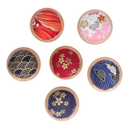 Nadelkissen-Nadelhalter, Nähzubehör, 6-teiliges Set mit Holzsockel für Heimdekoration und Bastelarbeiten, Kiefernholz, buntes Design Nadelkissen-Nadelhalter, Nähzubehör, 6-teiliges Set mit Holzsockel für Heimdekoration und Bastelarbeiten, Kiefernholz, buntes Design von Pilipane