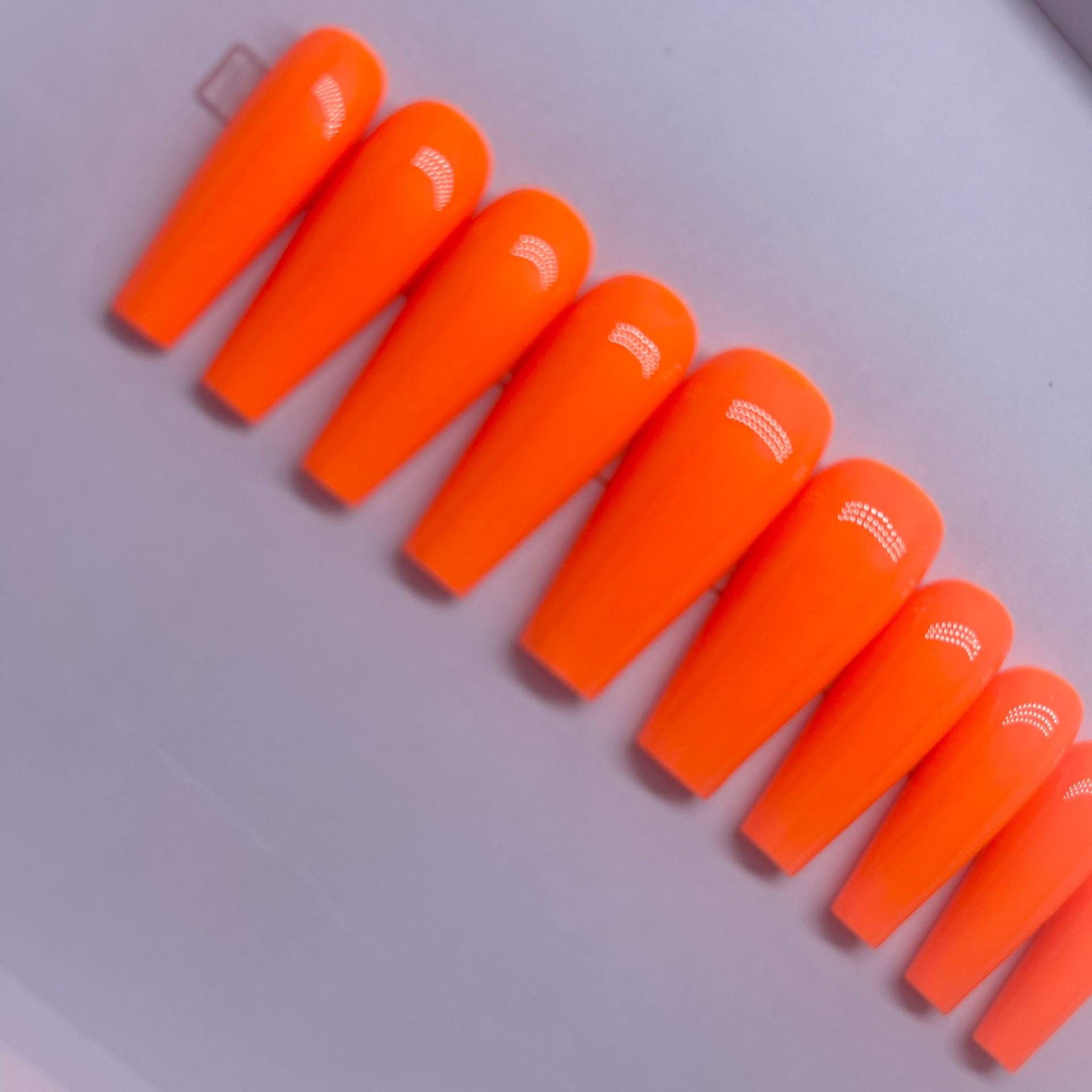 Orange Burst | Leuchtend Orange Drücken Sie Auf Die Nägel von PinkiePromisesCo