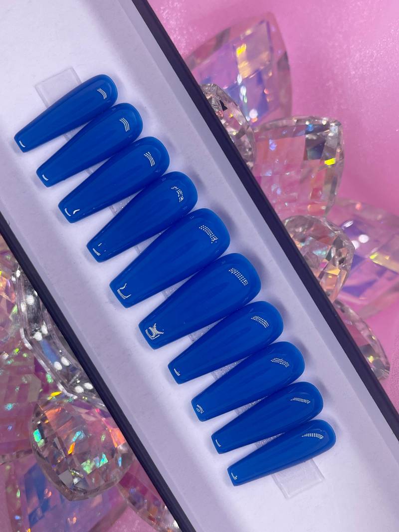 Rache | Blau Press On Nails von PinkiePromisesCo